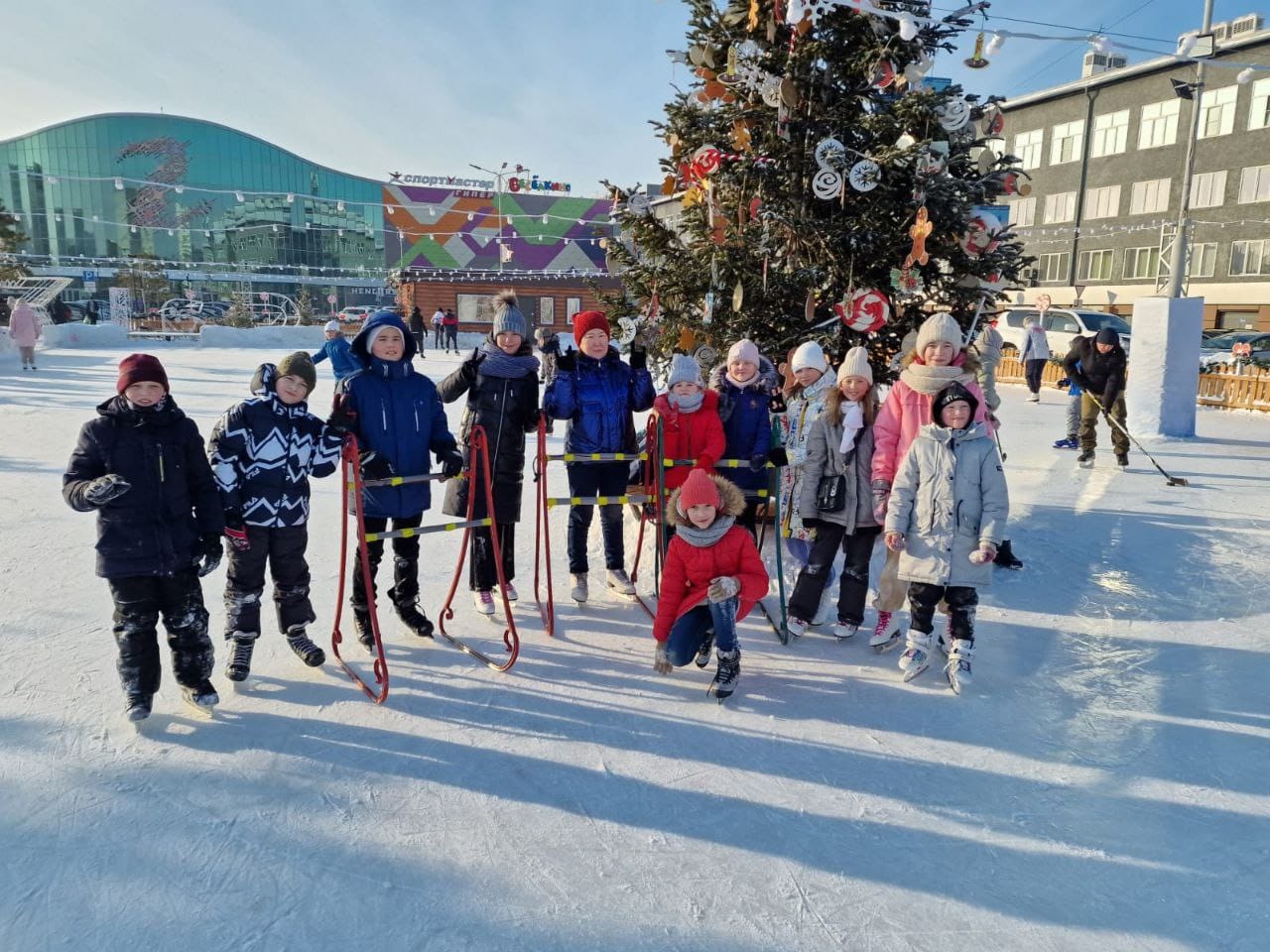 Ученики 5«А» класса 103 школы во время зимних каникул посетили ледовый каток.