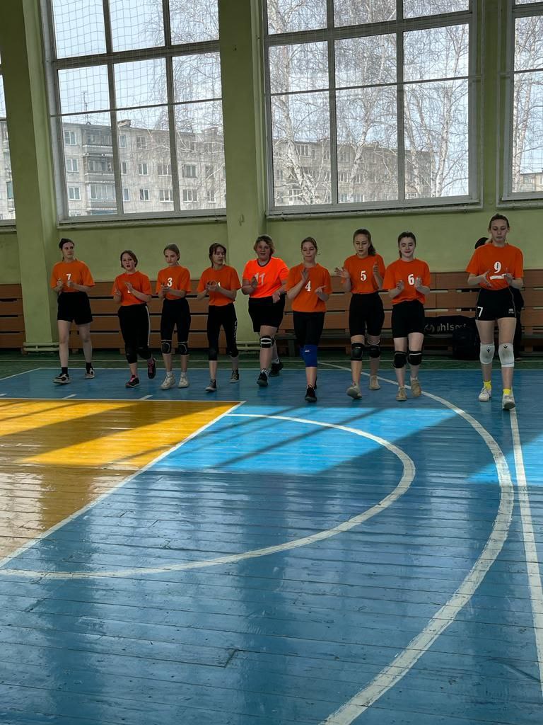 Соревнования по волейболу среди девочек 5-7 классов.