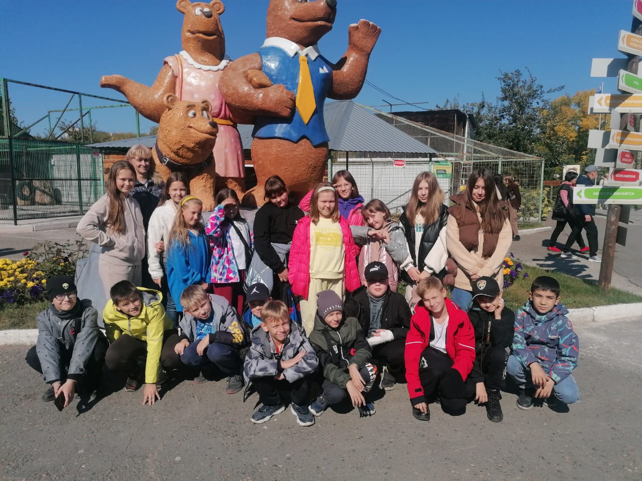 Дружба с детства. 4 класс А посетил Барнаульский зоопарк в парке «Лесная сказка»