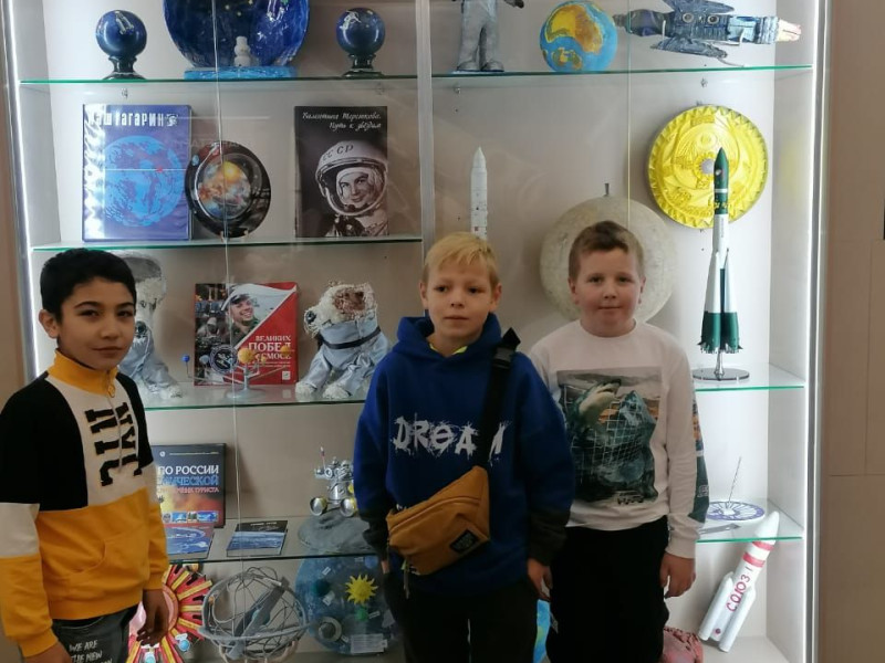 Ученики 4а класс на каникулах посетили планетарий..